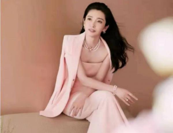 48歲李冰冰出席活動,穿粉色抹胸魚尾裙秀身材,妝容精緻狀態佳 48歲李冰冰出席活動,穿粉色抹胸魚尾裙秀身材,妝容精緻狀態佳