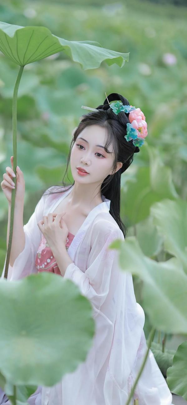 如今的神仙姐姐劉亦菲，少了一絲仙氣，但多了一絲熟女魅力