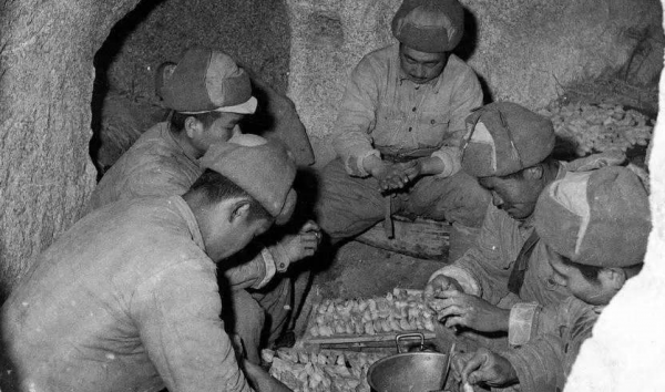 朝鮮戰場，我軍男兵救治凍傷女戰士，女兵不知戰友姓名滿是遺憾