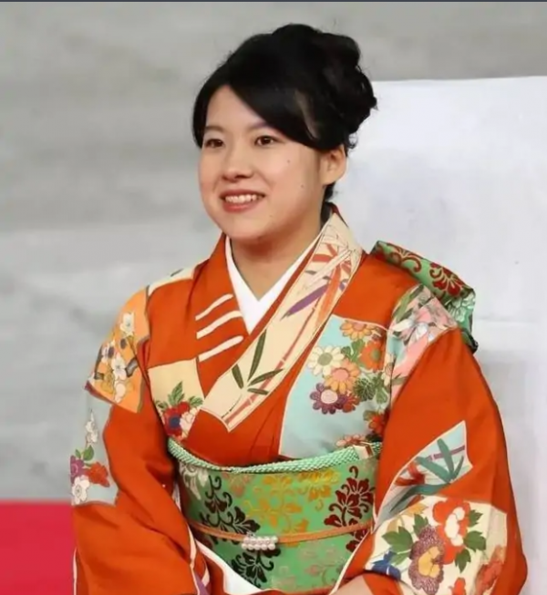 7年前佳子公主首次參加新年祝賀儀式，成全場顏值擔當，靈動嬌俏