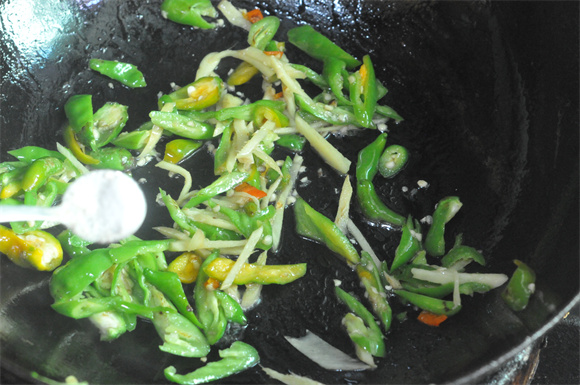 青椒炒肉皮做法