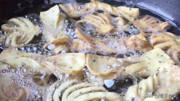 北方特色炸麻葉，教你3種花形，酥脆可口，越嚼越香，過年都愛吃