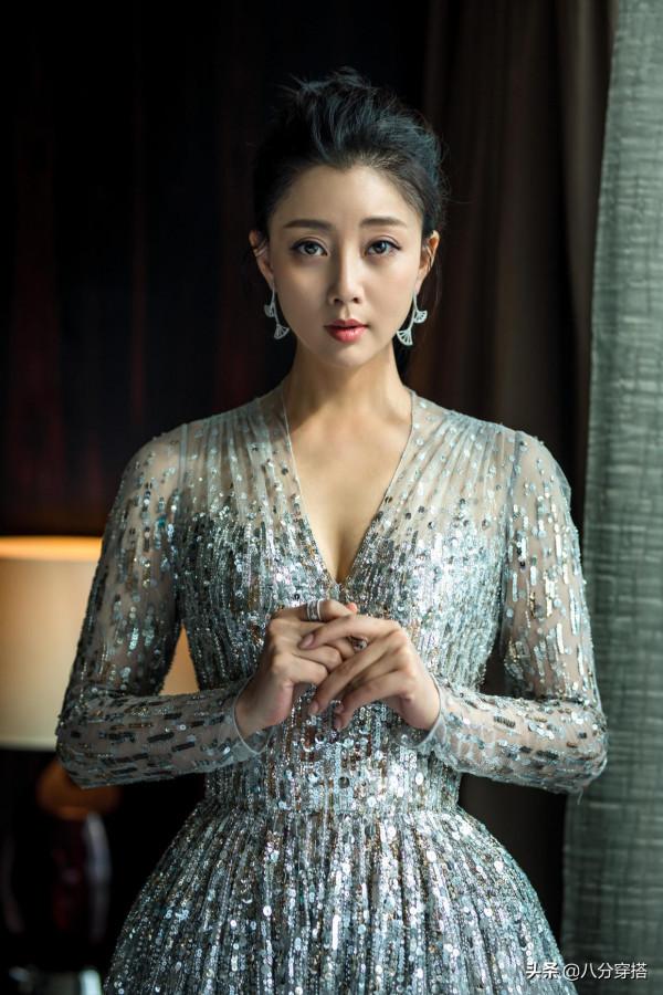 殷桃真是優雅到骨子裡了,穿V領禮服華麗高貴,扎丸子頭更顯俏皮 殷桃真是優雅到骨子裡了,穿V領禮服華麗高貴,扎丸子頭更顯俏皮