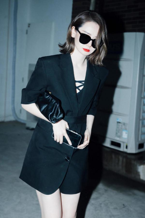 &OpenCurlyDoubleQuote;戚薇&rdquo;不走尋常路，把白襯衫當連衣裙，西裝只穿半件，意外時髦