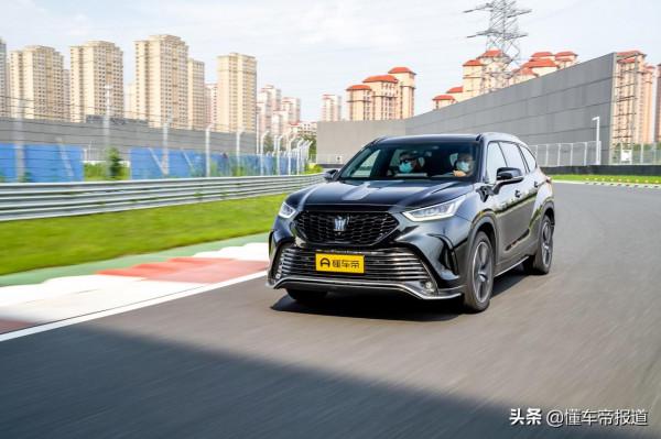 試駕｜同宗同源，卻定位更高？一汽豐田皇冠陸放初體驗