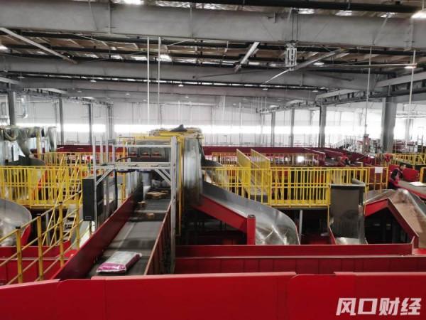 機器人搬貨、無人分揀、打包員轉崗晉升……“雙11”背後的供應鏈升級戰 機器人搬貨、無人分揀、打包員轉崗晉升……“雙11”背後的供應鏈升級戰