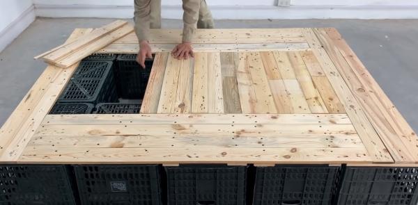 終於集齊了12個水果塑膠筐,動動手自己diy個床鋪,可收納還環保 終於集齊了12個水果塑膠筐,動動手自己diy個床鋪,可收納還環保