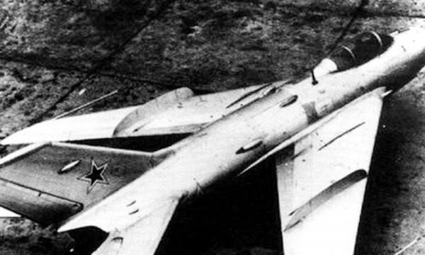 駕駛先進戰機叛逃的範園焱，得到4000兩黃金和美女老婆，結局如何