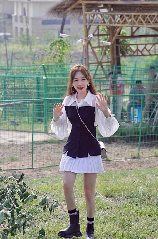 薛佳凝跟男性好友聚會被拍，臉頰鬆弛皺紋多，但真實自然沒打針