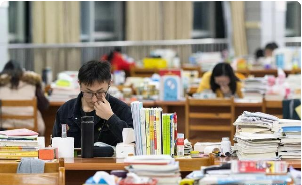 大學生迎來好訊息，57所院校達到獎學金全覆蓋，可直接抵消學費