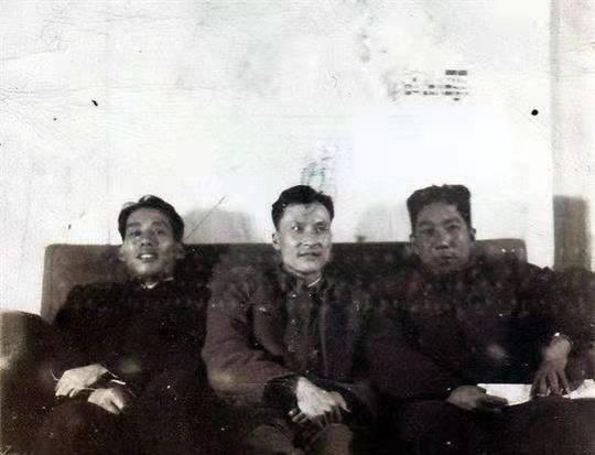 他17歲參加革命，後任武警原政委，岳父是開國元帥，妻子是少將