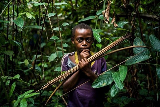 非洲“袖珍民族”，8歲生孩20歲養老，加速度下的他們如何生活？