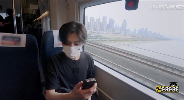 鹿晗帶老人機坐高鐵尷尬了！網友喊話：別給老人機貼“社死”標籤