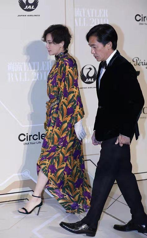 劉嘉玲不愧是“社牛”！穿花裙霸氣走紅毯，梁朝偉緊張拽衣角