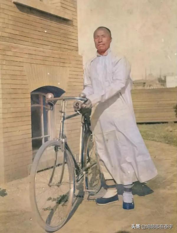 清末老照片：藝人持雙刀威猛霸氣，東北地主坐房頂滿臉愁緒