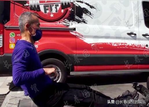 70歲王石迪拜街頭秀健身,老當益壯體力不輸年輕人 70歲王石迪拜街頭秀健身,老當益壯體力不輸年輕人