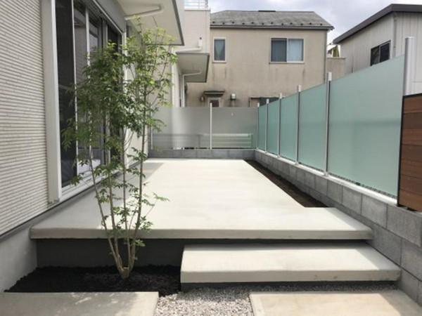 日本住宅的院子,圍牆愛用玻璃板,表面漂亮實際沒國內紅磚牆結實 日本住宅的院子,圍牆愛用玻璃板,表面漂亮實際沒國內紅磚牆結實