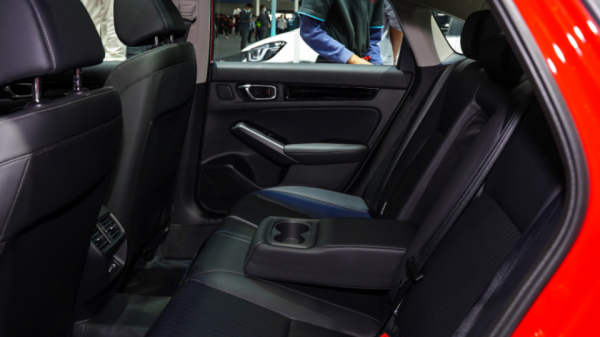 福克斯換四缸機，價格不變動力勉強能戰思域，但配置呢？