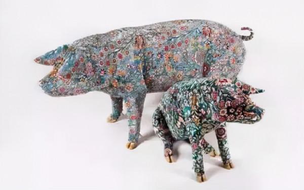 殘忍畫家給豬活體刺青後完整剝離豬皮畫賣100萬元一幅，豬太痛苦