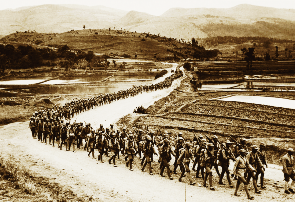 1942年，16歲的小兵穿越了野人山，戰友們的悽慘讓他心痛了一輩子