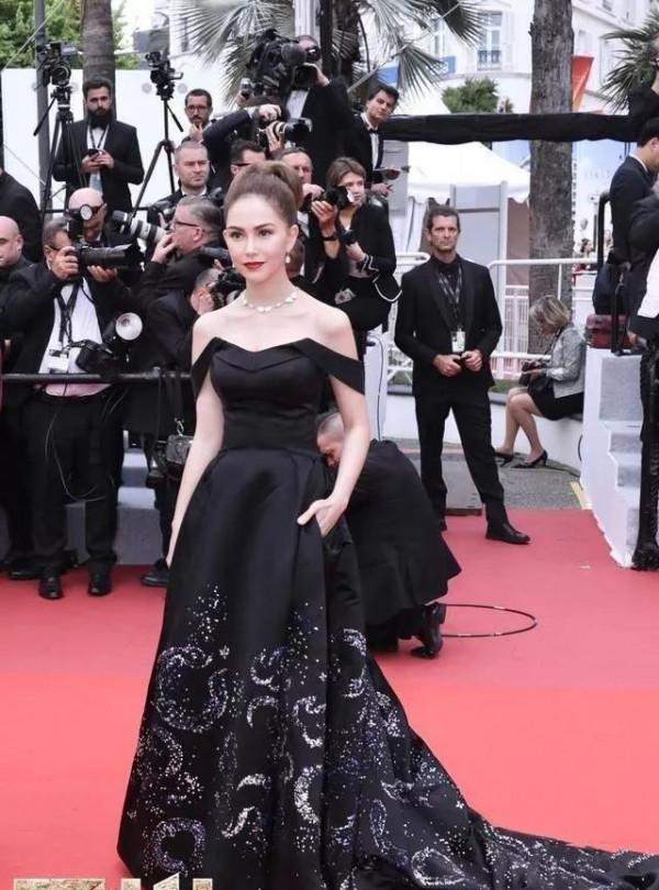 身材再好也不能任性，看昆凌的“舞獅服”就是個坑，能看的只有臉