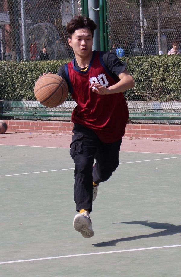 為什麼有些人打籃球喜歡大力運球？