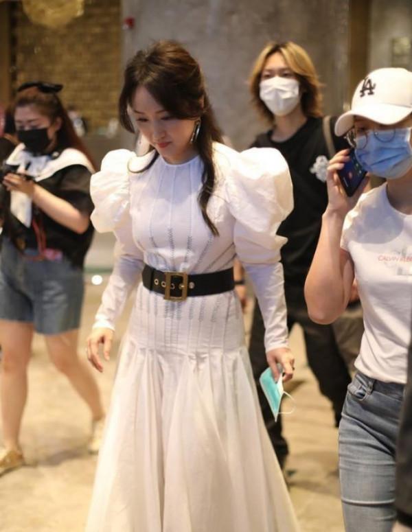 50歲楊鈺瑩不肯優雅老去,還穿泡泡袖公主裙扮少女,氣質確實不錯 50歲楊鈺瑩不肯優雅老去,還穿泡泡袖公主裙扮少女,氣質確實不錯