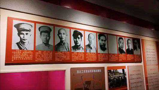 一張特殊的全家福：照相時英雄已經犧牲，妻子用肩膀頂住他的身體