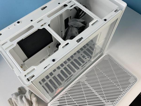 打造清爽桌面，嘗試組裝全白色幻彩小機箱，既簡單也不簡單