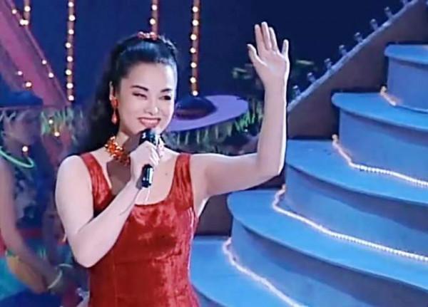 春晚40年女星造型史，前衛絕美的開創時尚，混進奇怪好笑的更搶戲