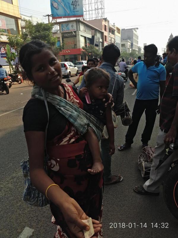 第一次拜訪印度普通人家，印度少女對我深情一笑