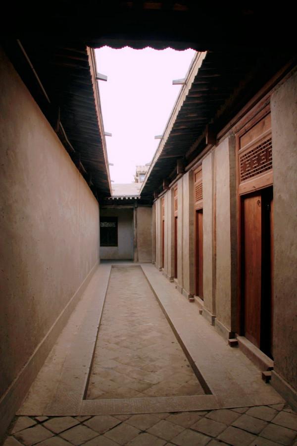 甘肅沙漠邊緣的地主城堡，佔地5085平方米，牆高12米安全係數極高