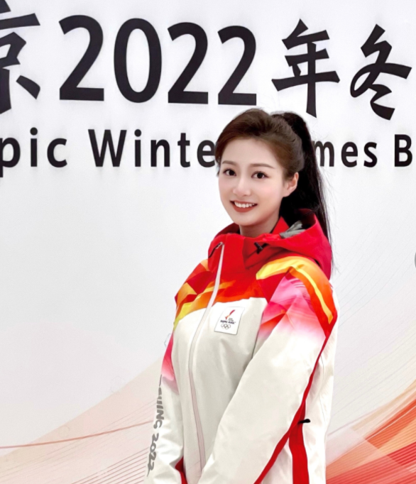 &OpenCurlyDoubleQuote;國民閨女&rdquo;馮琳，從領誦員到衛視春晚主持人，她的進步肉眼可見