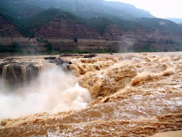 後面是追兵,前面是大河,周恩來萬分焦急,毛澤東淡定說:拿煙來 後面是追兵,前面是大河,周恩來萬分焦急,毛澤東淡定說:拿煙來