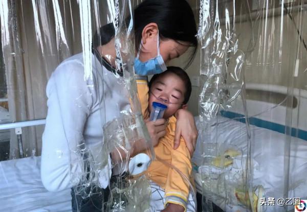 凌晨兩點起床排隊，年輕媽媽帶孩子北漂求醫有多難，常人難以想象