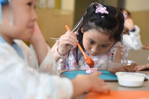 手捧鮮花，裙袂飄飄，“Do都城”裡穿越來了一群小嫦娥