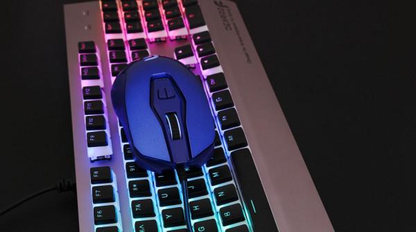 紅藍CP，遊戲滑鼠變跑車，會飆車的迪摩F18