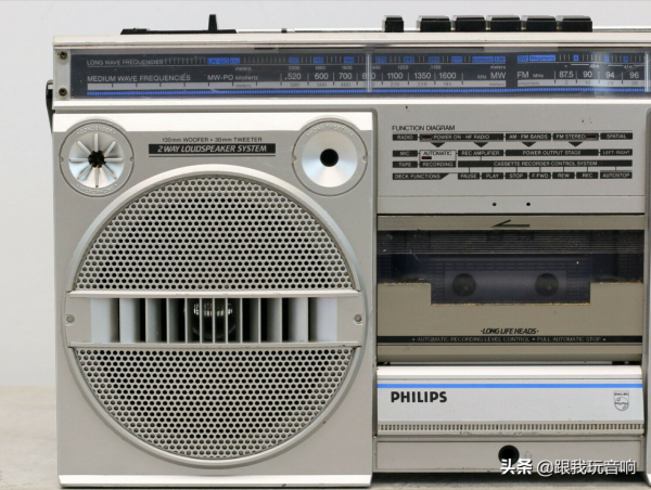 這是來自1985年生產的飛利浦 PHILIPS D8134 立體聲收音機 盒式錄音機