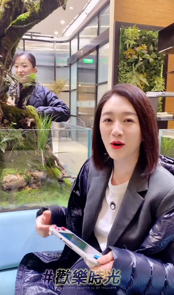 45歲李小冉片場打遊戲!穿羽絨服塗紅唇狀態好,多次讓女演員閉嘴 45歲李小冉片場打遊戲!穿羽絨服塗紅唇狀態好,多次讓女演員閉嘴