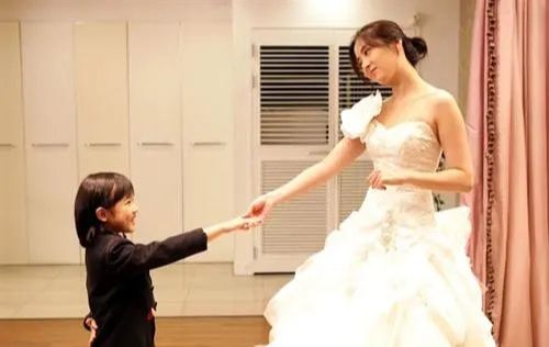 “天才童星”金香奇：3歲出道12歲就爆紅，被眾多前輩捧在手心裡