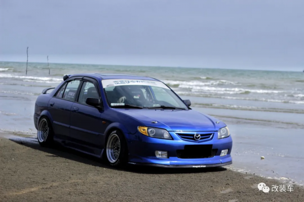 經典的馬自達323依然還有很多人玩，只需7000塊就能買來快樂