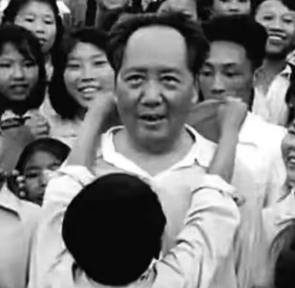 1959年,那個給毛主席戴紅領巾的男孩子,他後來過得怎麼樣了? 1959年,那個給毛主席戴紅領巾的男孩子,他後來過得怎麼樣了?