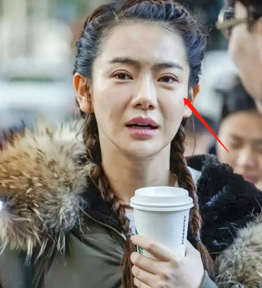 戚薇素顏照曝光，眼袋厚重法令紋深，網友：李承炫看了都要後悔