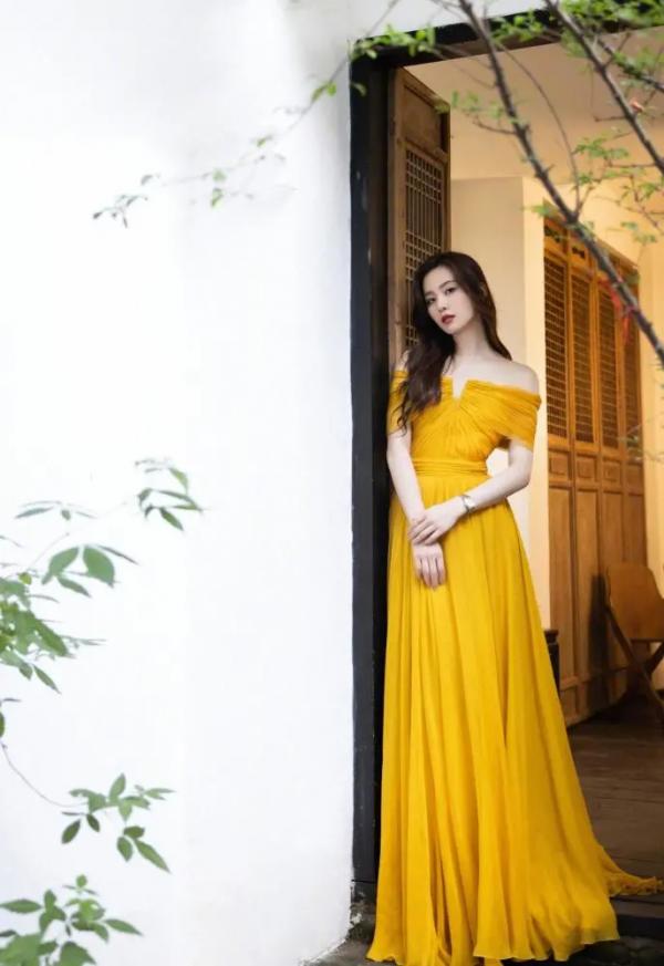 劉詩詩這回美到國外去,穿棋盤格套裝配波波頭,高階不說還貴氣 劉詩詩這回美到國外去,穿棋盤格套裝配波波頭,高階不說還貴氣