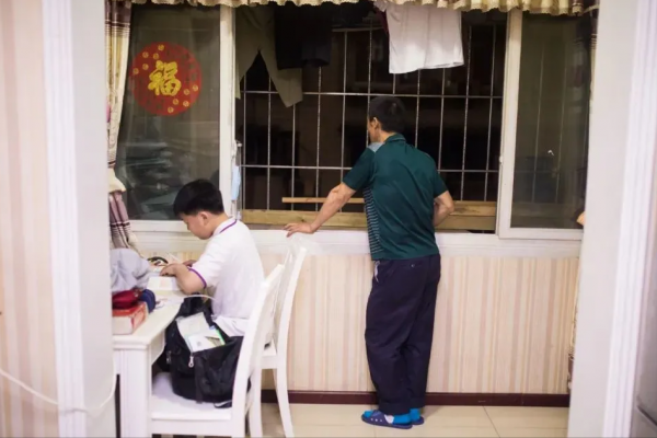 11年前,那個帶娃扛貨扛出一套房的重慶棒棒冉光輝,如今怎樣了? 11年前,那個帶娃扛貨扛出一套房的重慶棒棒冉光輝,如今怎樣了?