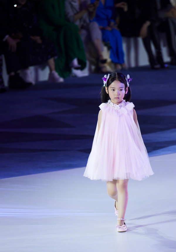 長相浪費基因？這些星二代，明明跟父母共用一張臉