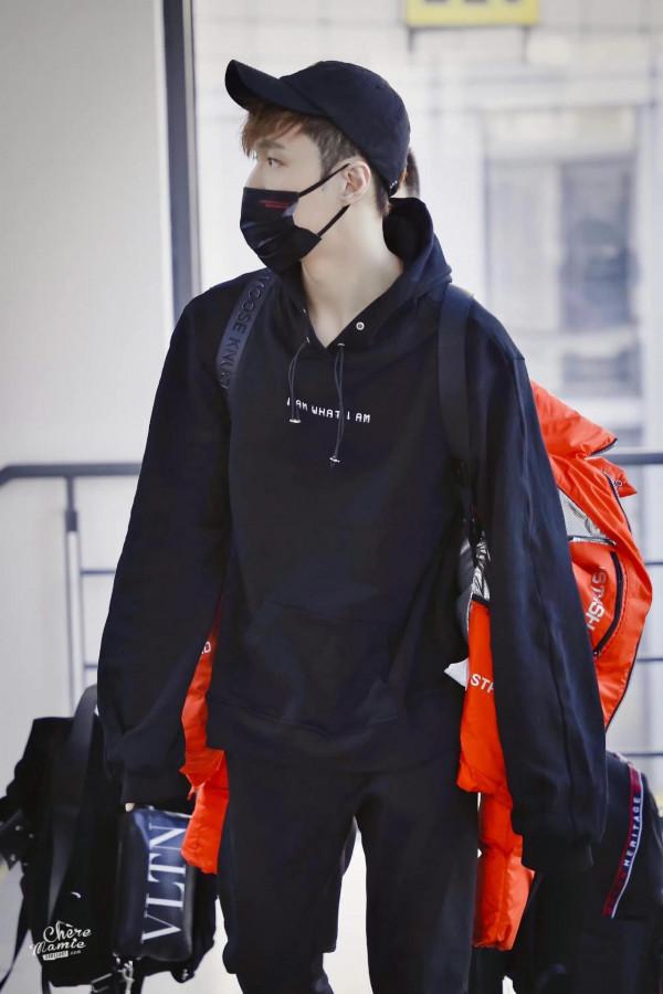 張藝興私服，身穿連帽衛衣搭配雙肩包，造型低調卻不失魅力