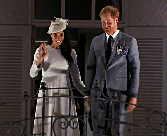 梅根為何總牽著哈里的手？他們的小動作逃不過專家的火眼金睛