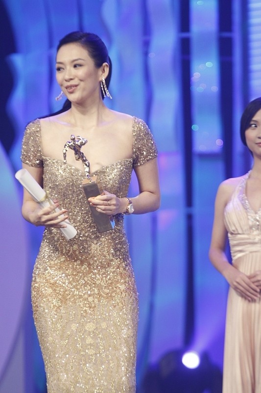 鞏俐和章子怡都好有氣質，鞏皇自信美麗，穿的藍色裙子非常大氣