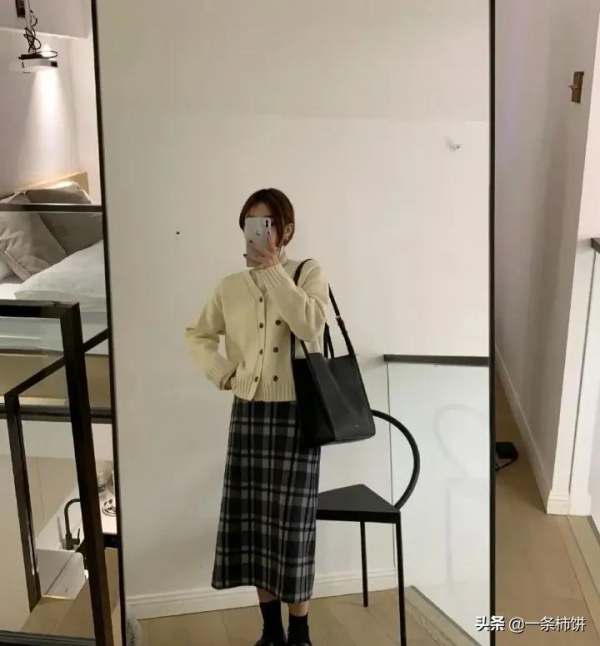 小個子女生冬天怎麼穿？毛線衣+裙子，選對了，顯高10釐米